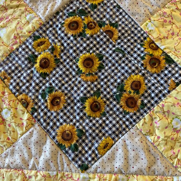 Vintage Sunflower Print Table Runner Handmade Machine Quilted 43.5 x17.5 inches - Picture 5 of 6